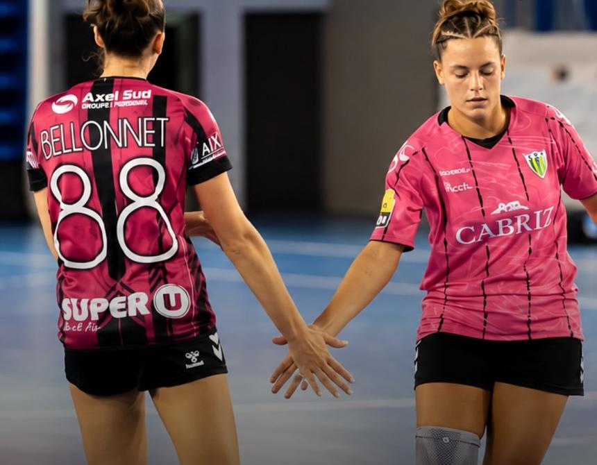 Eloise, jogadora do Union Pays d’Aix Bouc, com a camisola do... Tondela - foto: LOUPSHOTS