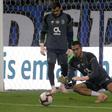 Diogo Costa num treino do FC Porto com Iker Casillas — Foto: A BOLA
