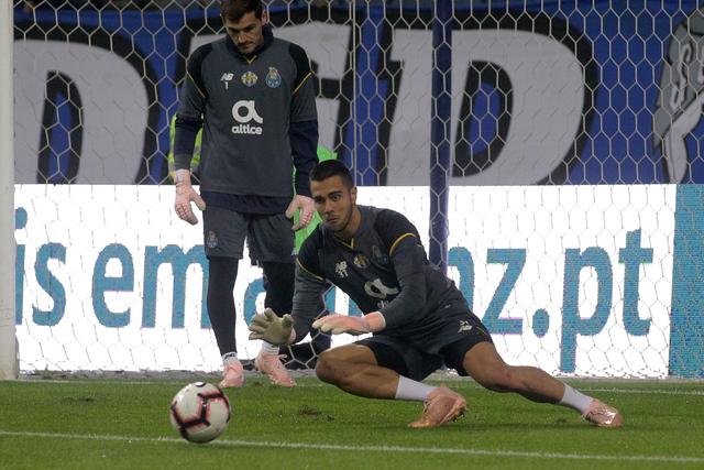 Diogo Costa num treino do FC Porto com Iker Casillas — Foto: A BOLA