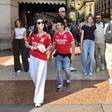 Adeptos do Benfica na Piazza Duomo, no coração de Milão - foto: A BOLA