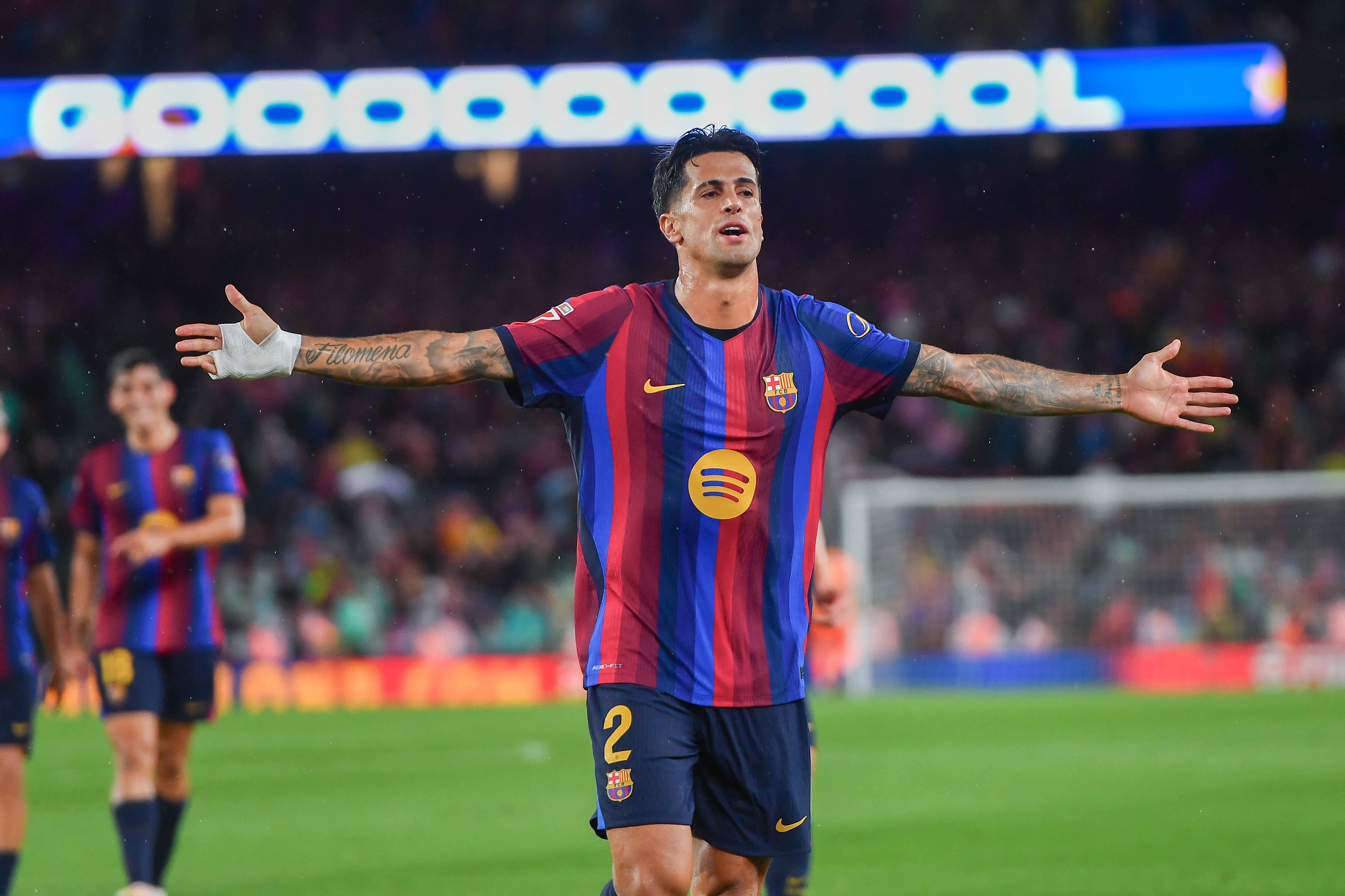 João Cancelo fez um golaço pelo Barça