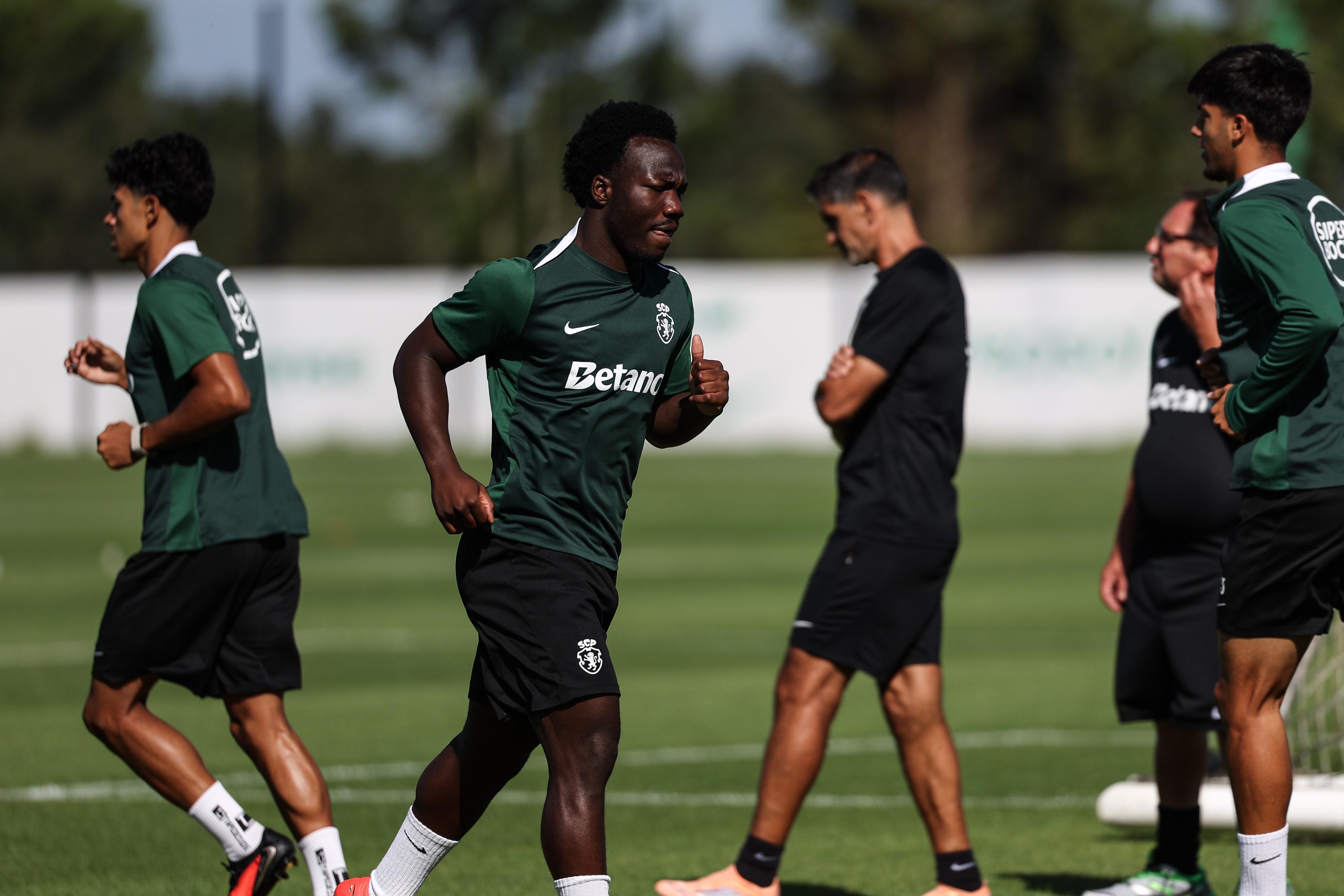 Irankunda corre para ter oportunidade no ataque - Foto: SPORTING CP