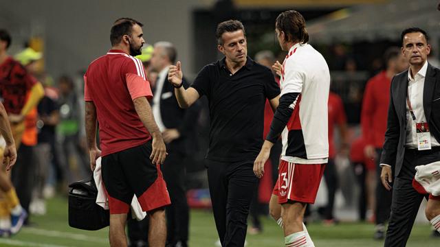 Marco Silva e Kaminski festejam vitória do Benfica no reduto do Milan (IMAGO)