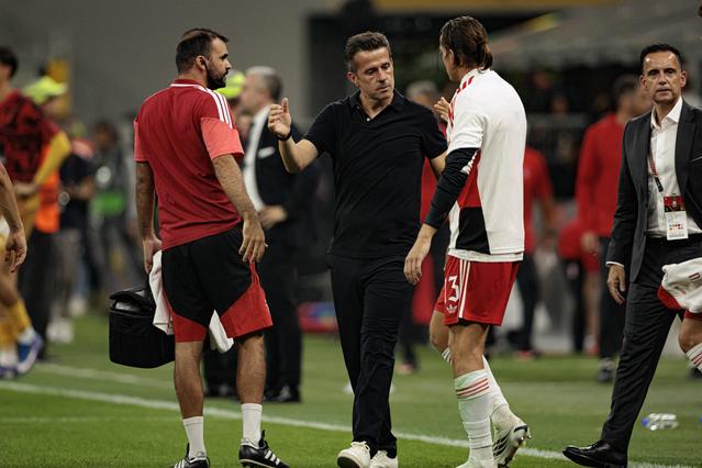Marco Silva e Kaminski festejam vitória do Benfica no reduto do Milan (IMAGO)