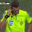 Miguel Nogueira teve de ouvir indicações do VAR após a tecnologia falhar num FC Porto-Arouca (D.R.)