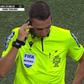 Miguel Nogueira teve de ouvir indicações do VAR após a tecnologia falhar num FC Porto-Arouca (D.R.)