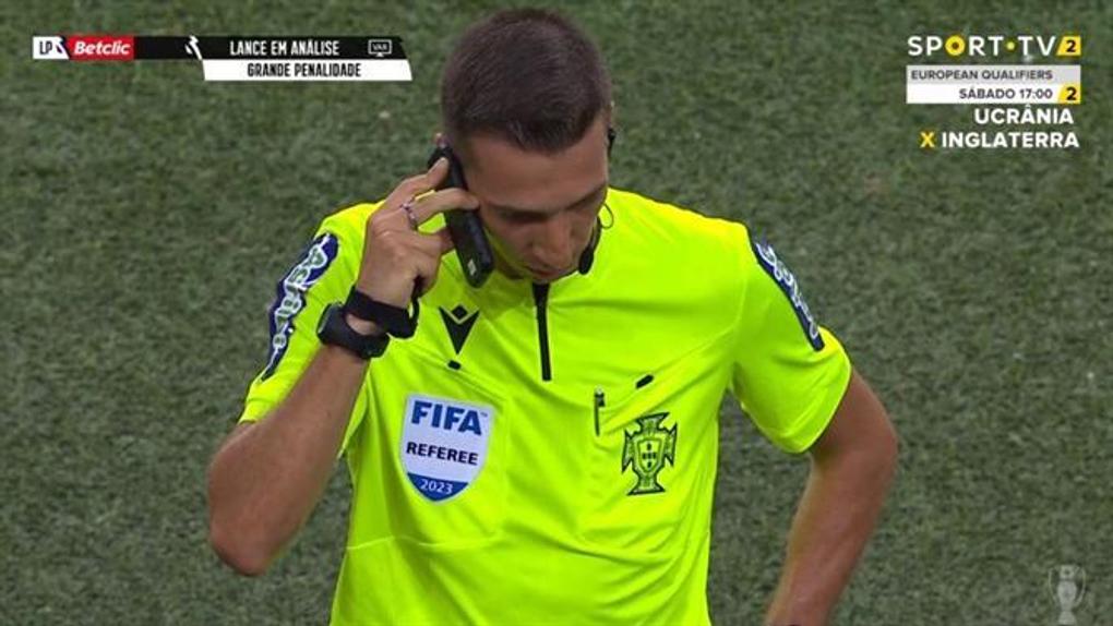 Miguel Nogueira teve de ouvir indicações do VAR após a tecnologia falhar num FC Porto-Arouca (D.R.)