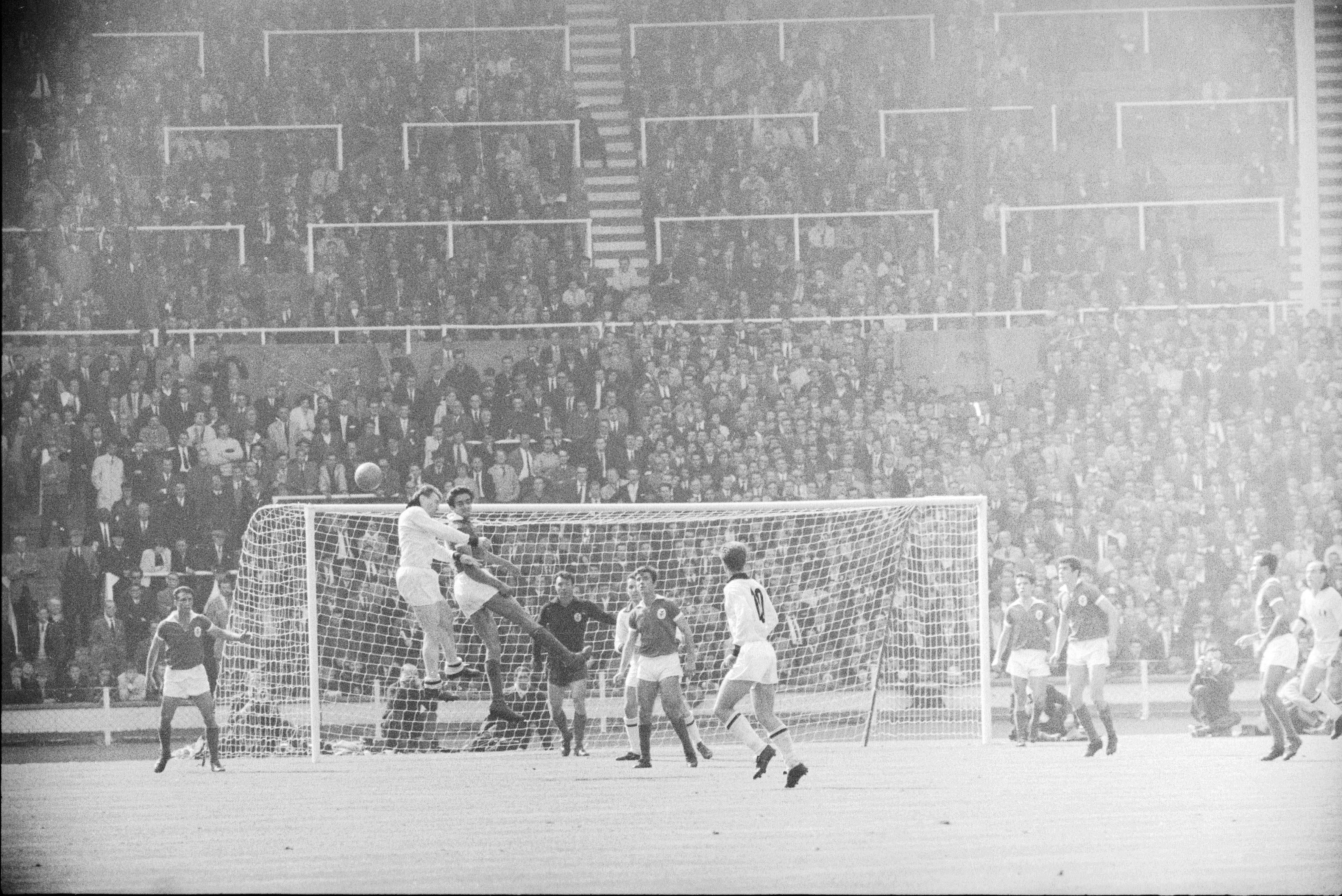 Milan-Benfica (2-1), final da Taça dos Campeões Europeus, em Wembley, Londres, a 22 de maio de 1963. Eusébio adiantou as águias, bis de Altafini consumou a reviravolta - Foto: A BOLA