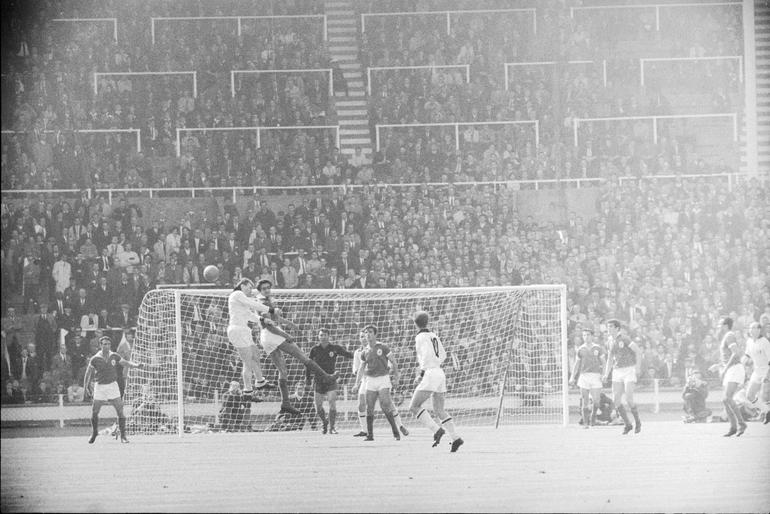 Milan-Benfica (2-1), final da Taça dos Campeões Europeus, em Wembley, Londres, a 22 de maio de 1963. Eusébio adiantou as águias, bis de Altafini consumou a reviravolta - Foto: A BOLA