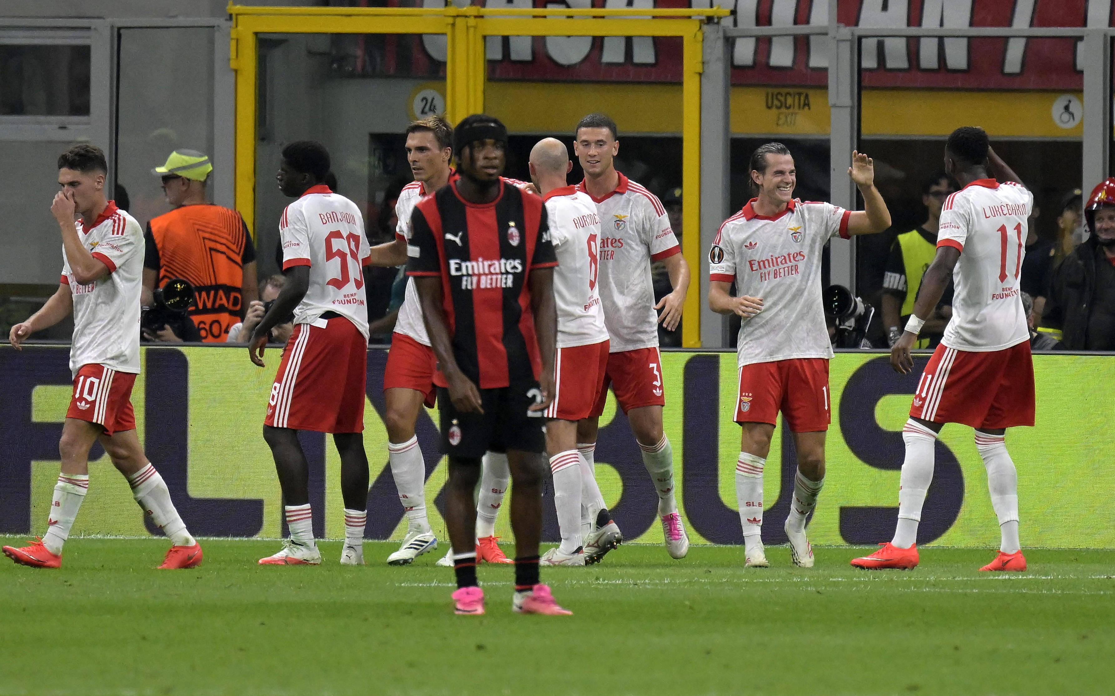 Jogadores do Benfica festejam golo ao Milan - Foto: IMAGO