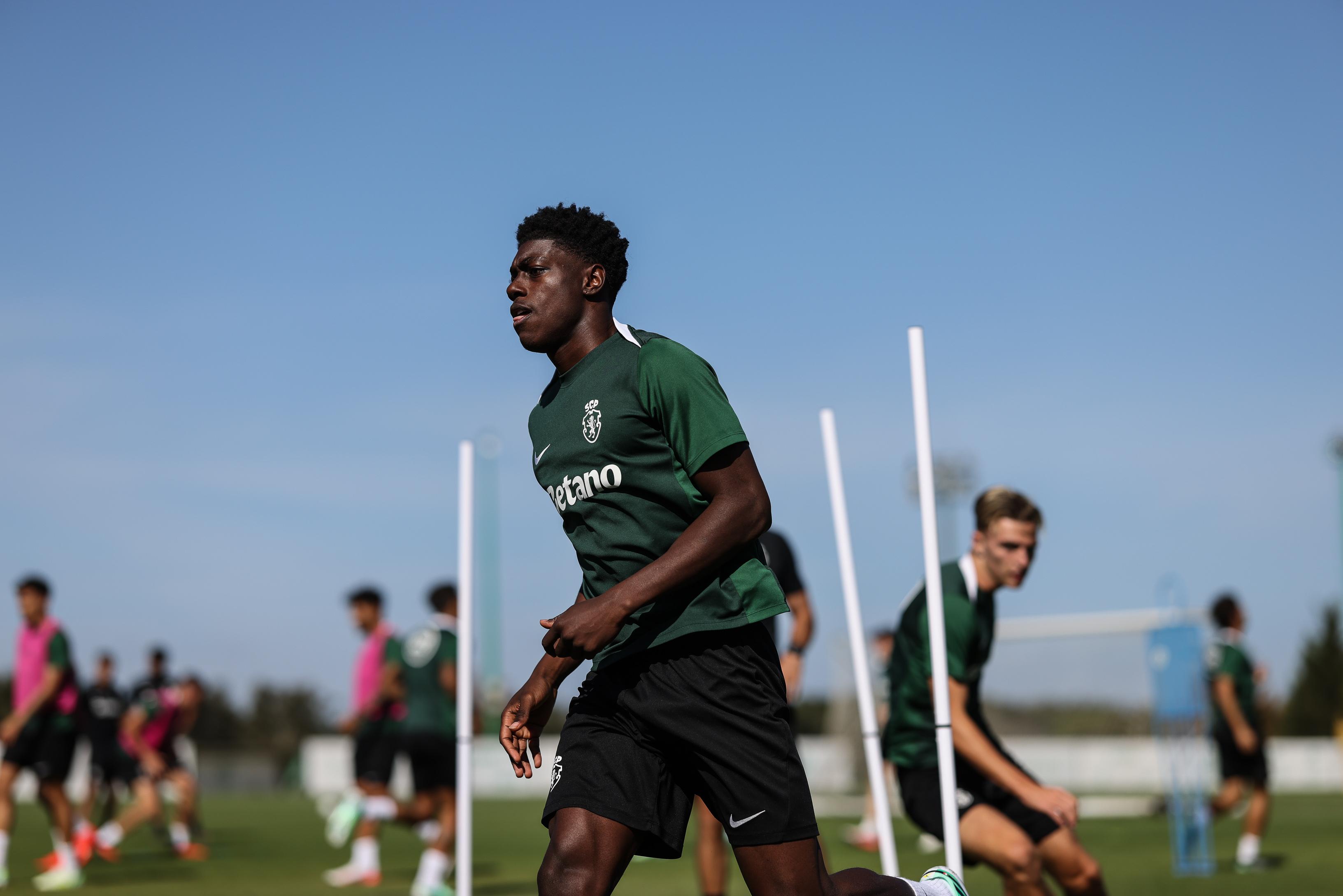 Doumbia é titular no meio-campo leonino- Foto: SPORTING CP