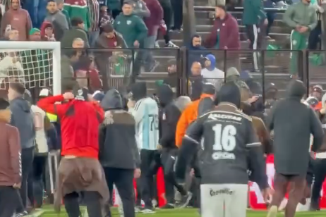 Invasão de campo no Estádio Ciudad de Vicente López, em Buenos Aires