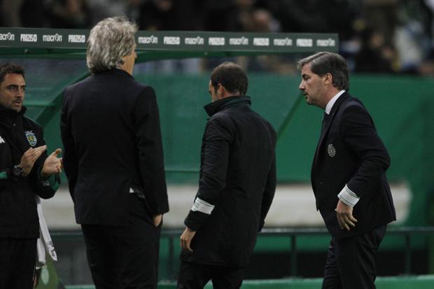 Jorge Jesus e Bruno de Carvalho ainda no relvado, antes da confusão no túnel de acesso aos balneários