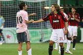 Rui Costa e Pirlo num duelo entre Benfica e Milan - Foto: A BOLA/Miguel Nunes