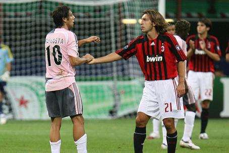 Rui Costa e Pirlo num duelo entre Benfica e Milan - Foto: A BOLA/Miguel Nunes