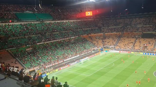 Benfica aquece em San Siro e ouvem-se os adeptos portugueses