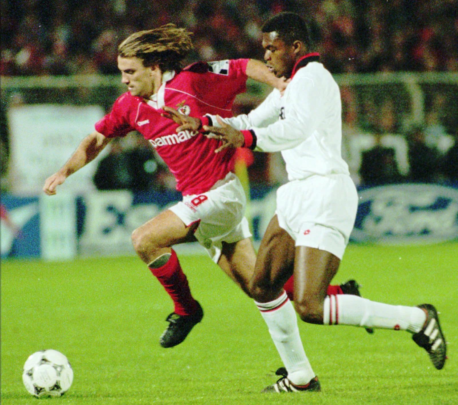 Benfica-Milan (0-0), 2.ª mão dos quartos de final da Champions, na Luz, a 15 de março de 1995. João Pinto ganha duelo, mas encarnados não conseguem dar a volta à desvantagem do primeiro jogo - Foto: A BOLA