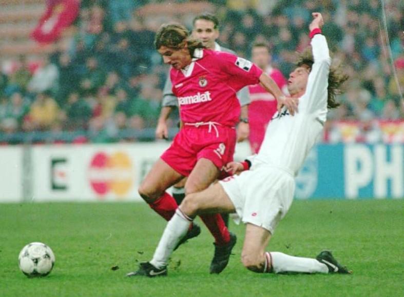 Milan-Benfica (2-0), 1.ª mão dos quartos de final da Champions, em San Siro, a 1 de março de 1995. Caniggia tenta fugir à marcação - Foto: A BOLA