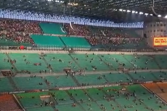 Jogadores do Benfica já estão no relvado!