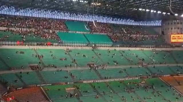 Jogadores do Benfica já estão no relvado!