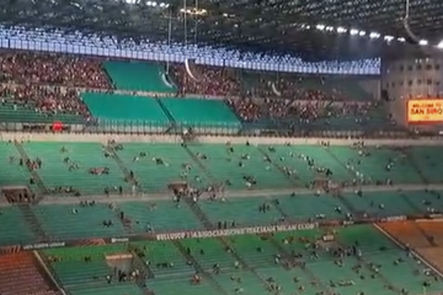 Jogadores do Benfica já estão no relvado!