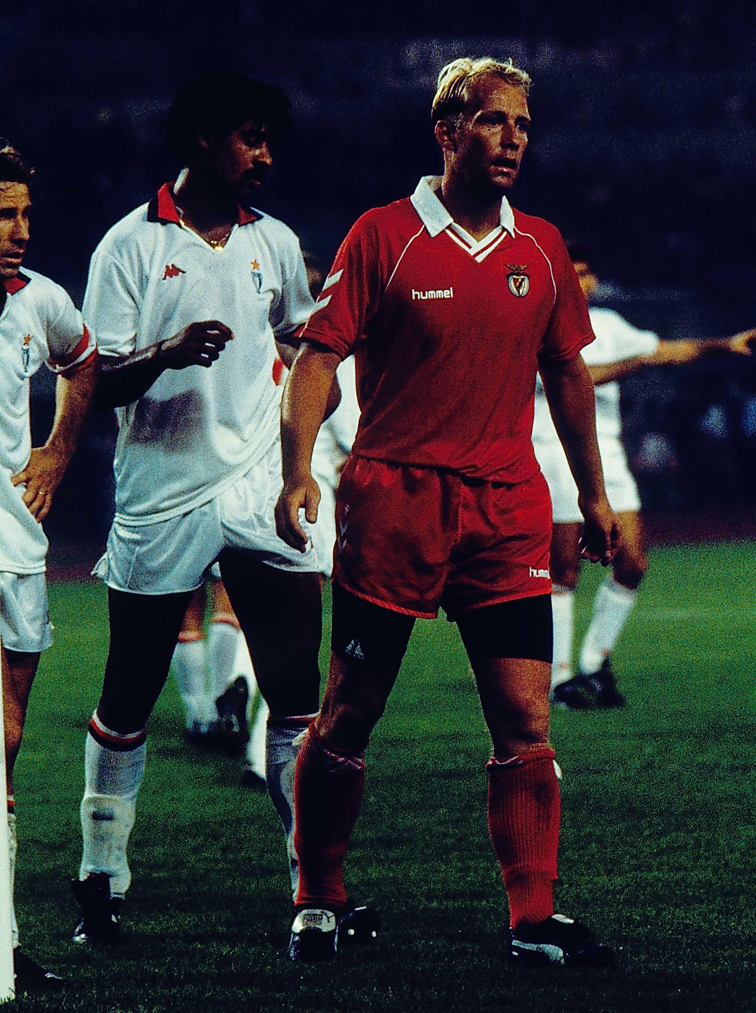 Frank Rijkaard (esquerda, ao lado de Mats Magnusson) foi o protagonista da segunda final da Taça dos Campeões Europeus entre Milan e Benfica, com o golo que decidiu o jogo no Ernst-Happel Stadion, em Viena, a 23 de maio de 1990 - Foto: A BOLA/Nuno Ferrari
