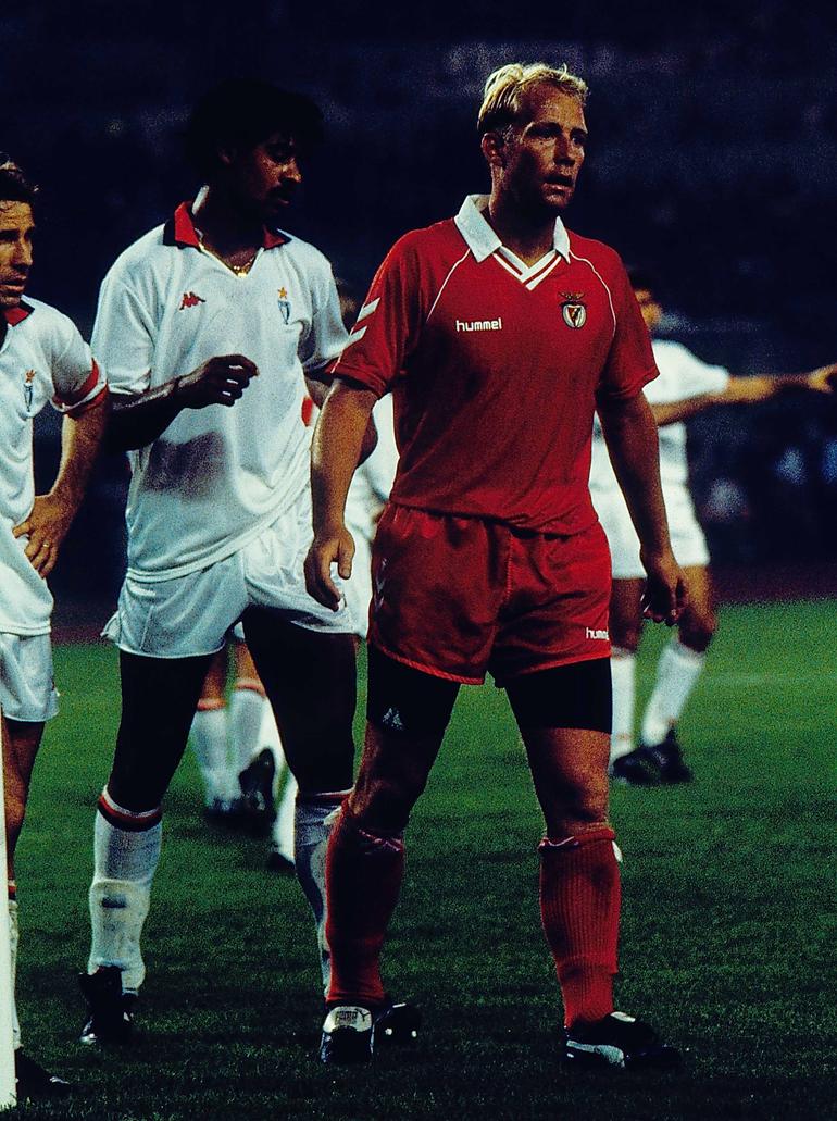 Frank Rijkaard (esquerda, ao lado de Mats Magnusson) foi o protagonista da segunda final da Taça dos Campeões Europeus entre Milan e Benfica, com o golo que decidiu o jogo no Ernst-Happel Stadion, em Viena, a 23 de maio de 1990 - Foto: A BOLA/Nuno Ferrari