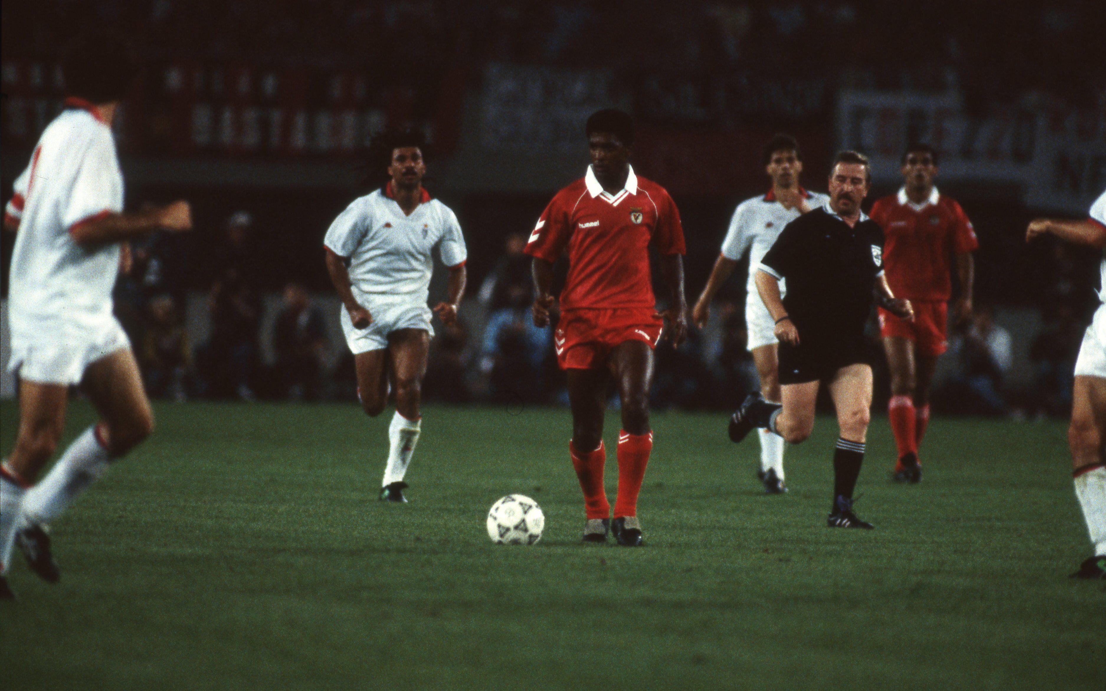 Milan-Benfica (1-0), final da Taça dos Campeões Europeus, no Ernst-Happel Stadion, em Viena, a 23 de maio de 1990. Valdo tenta escapar a Gullit - Foto: A BOLA/Nuno Ferrari
