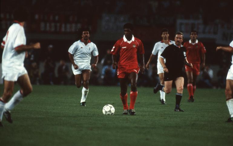 Milan-Benfica (1-0), final da Taça dos Campeões Europeus, no Ernst-Happel Stadion, em Viena, a 23 de maio de 1990. Valdo tenta escapar a Gullit - Foto: A BOLA/Nuno Ferrari