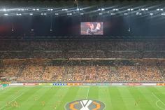 Adeptos cantam para Rui Costa em San Siro!