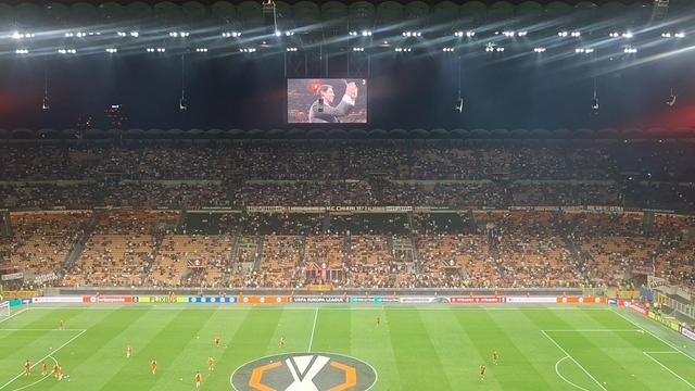 Adeptos cantam para Rui Costa em San Siro!