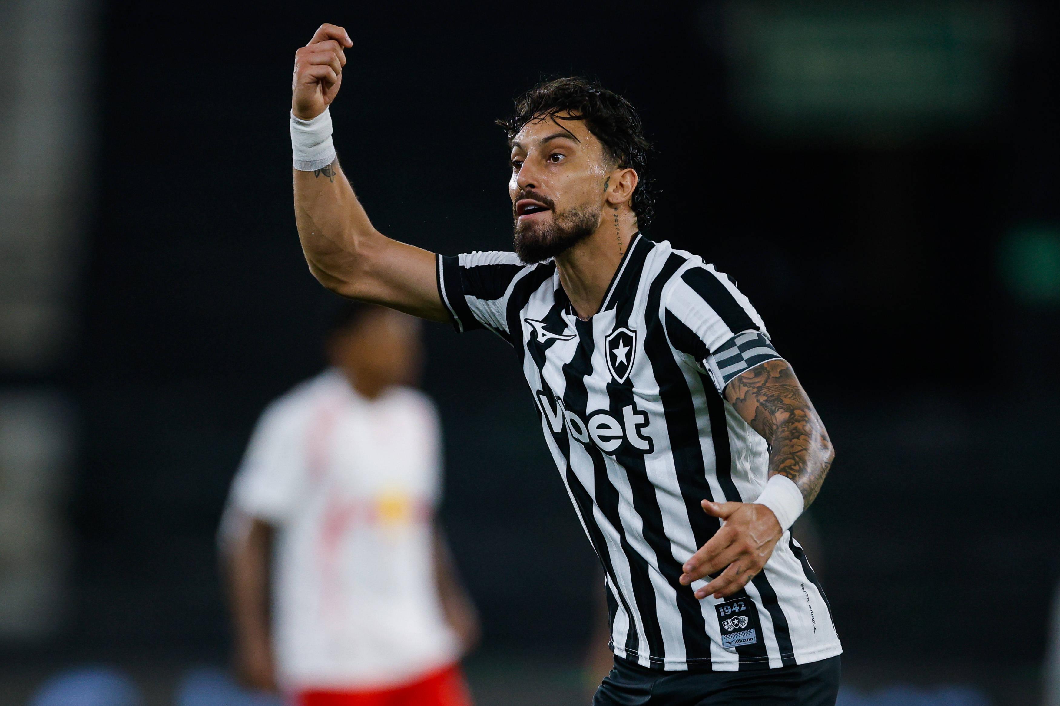 21.º Alex Telles (Botafogo), 4 assistências