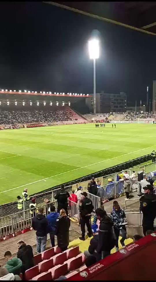 Ambiente no estádio em Zenica