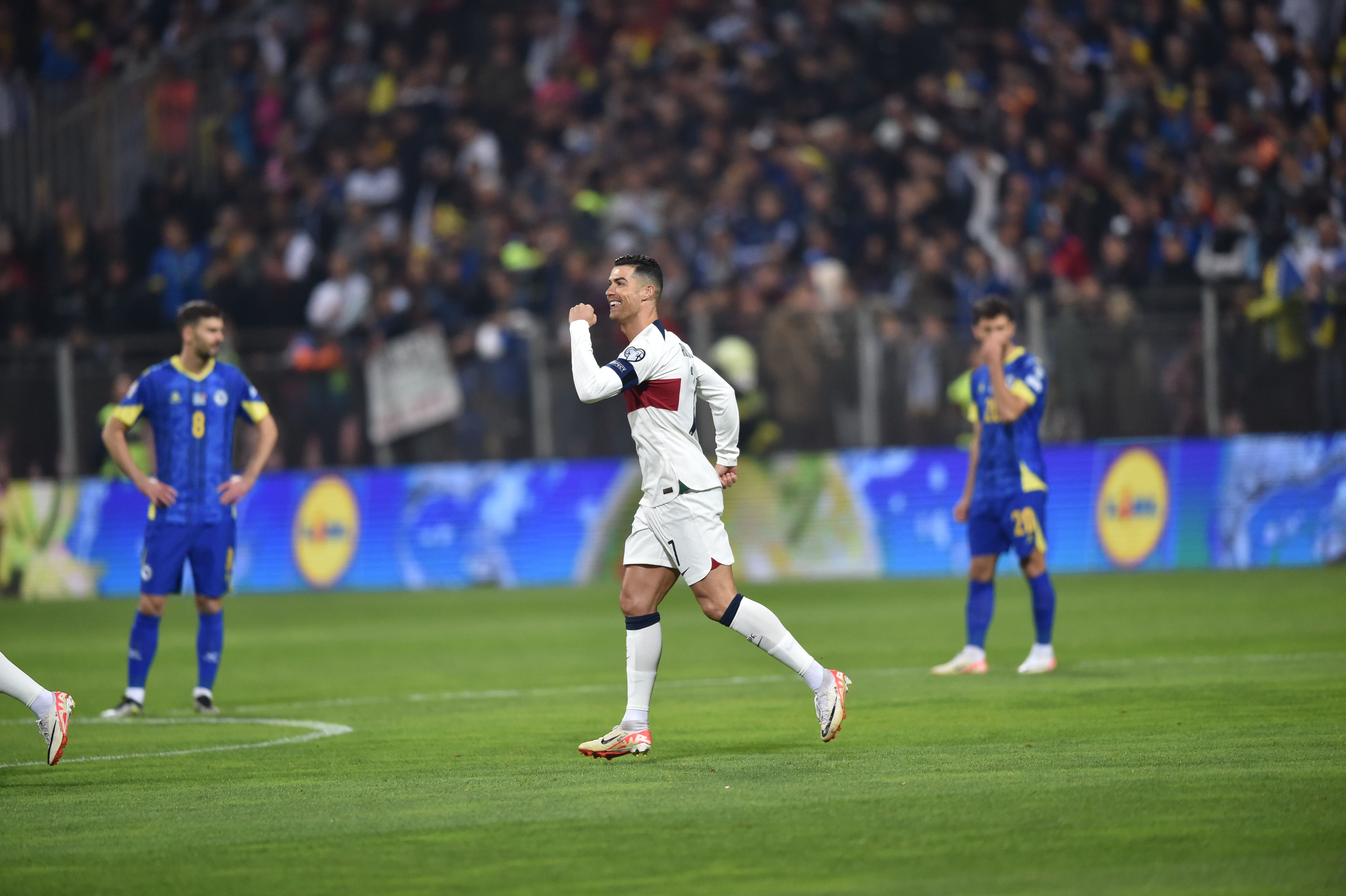 Vídeo. Adepto invade jogo para pegar CR7 ao colo e ele deixou