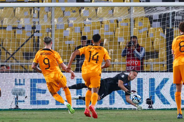 Vlachodimos ainda defende um penálti, mas Grécia perde com outro nos descontos