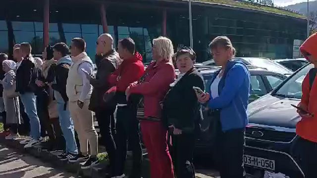 Dezenas de adeptos à porta da Seleção