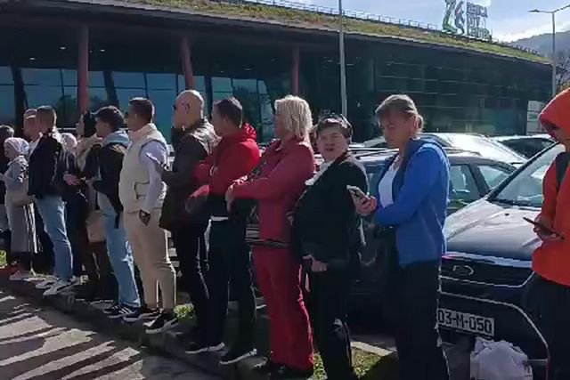 Dezenas de adeptos à porta da Seleção