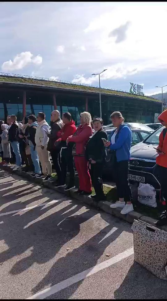 Dezenas de adeptos à porta da Seleção