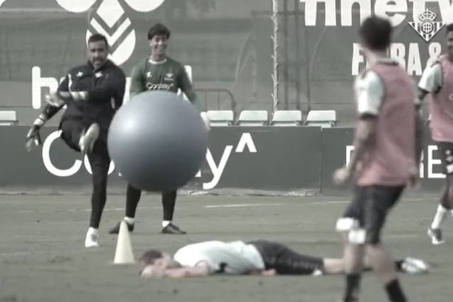 A versão sevilhana do jogo do mata... com bolas gigantes (vídeo)