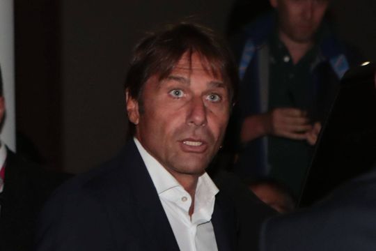 Antonio Conte pisca o olho ao lugar de José Mourinho