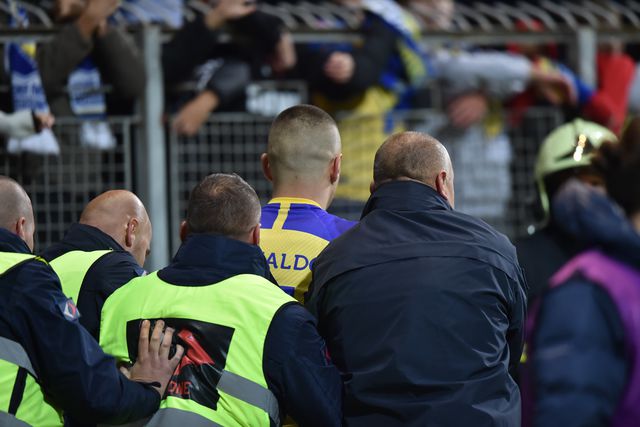 Adepto invade relvado, força selfie e atinge Ronaldo (vídeo)