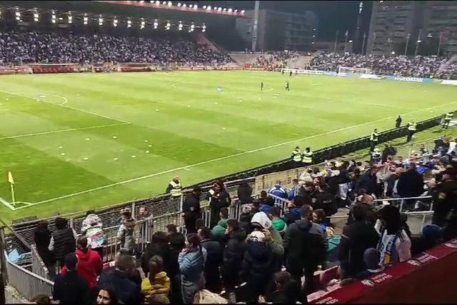 Estádio do Bósnia-Portugal praticamente cheio, uma hora antes do início do jogo