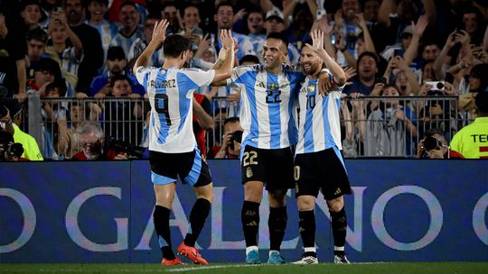 Otamendi titular no 'show' de Messi (hat-trick e duas assistências!)