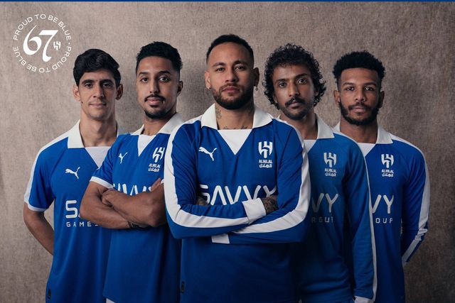 Neymar mostra camisola comemorativa do Al Hilal