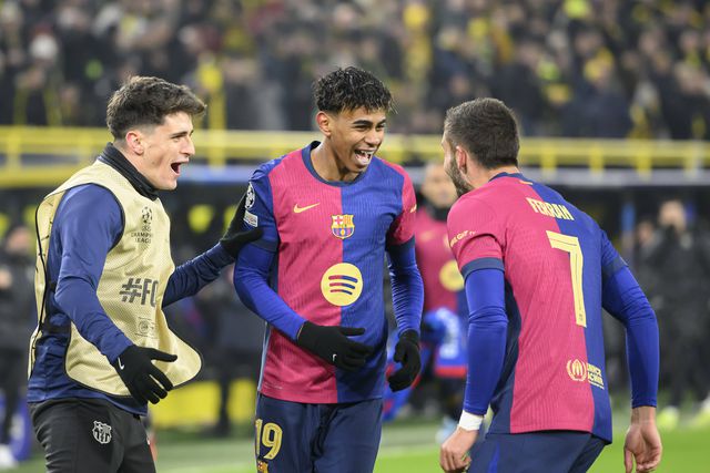 Pau Víctor, à esquerda na foto, festeja um golo com Yamal e Ferran Torres