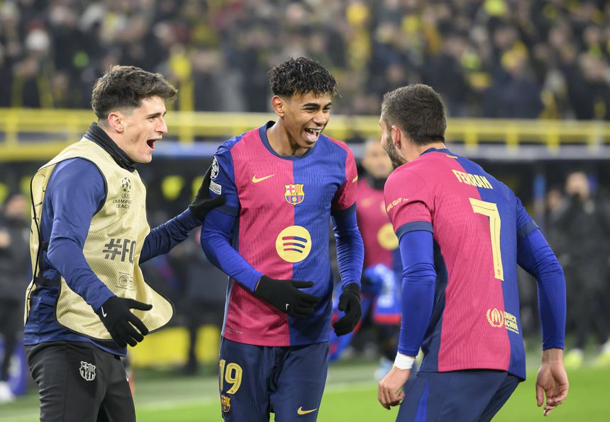 Pau Víctor, à esquerda na foto, festeja um golo com Yamal e Ferran Torres