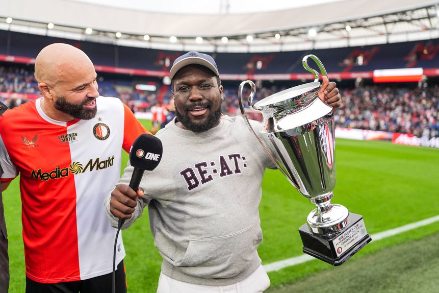 Royston Drenthe, com a taça na mão, terminou a carreira em 2023/24