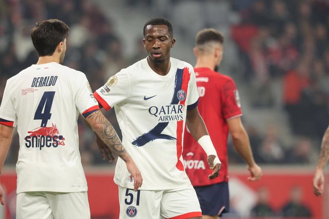 Willian Pacho (de frente) cumprimenta Lucas Beraldo (de costas)