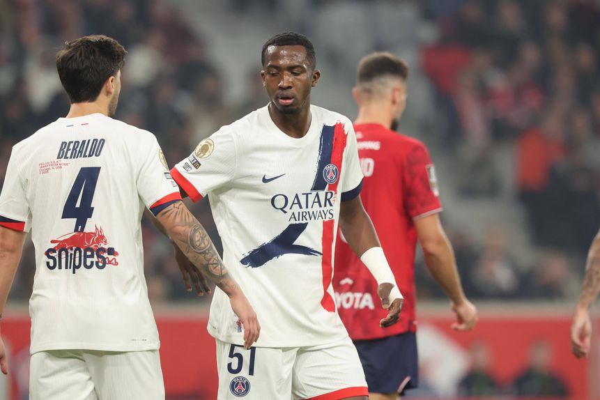 Willian Pacho (de frente) cumprimenta Lucas Beraldo (de costas)