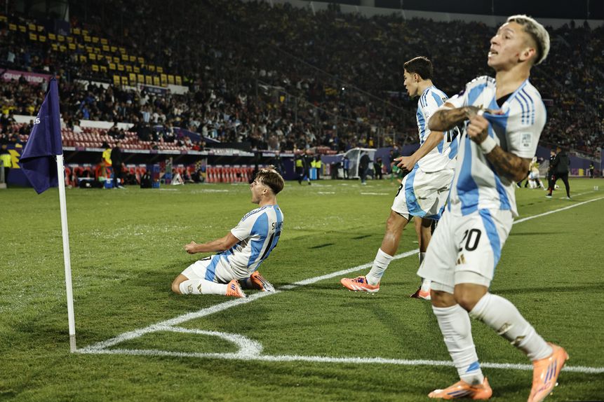 Silvetti festeja golo que apurou a Argentina para a final do Mundial sub-20, após assistência de Prestianni - Foto: OSVALDO VILLARROEL/EPA